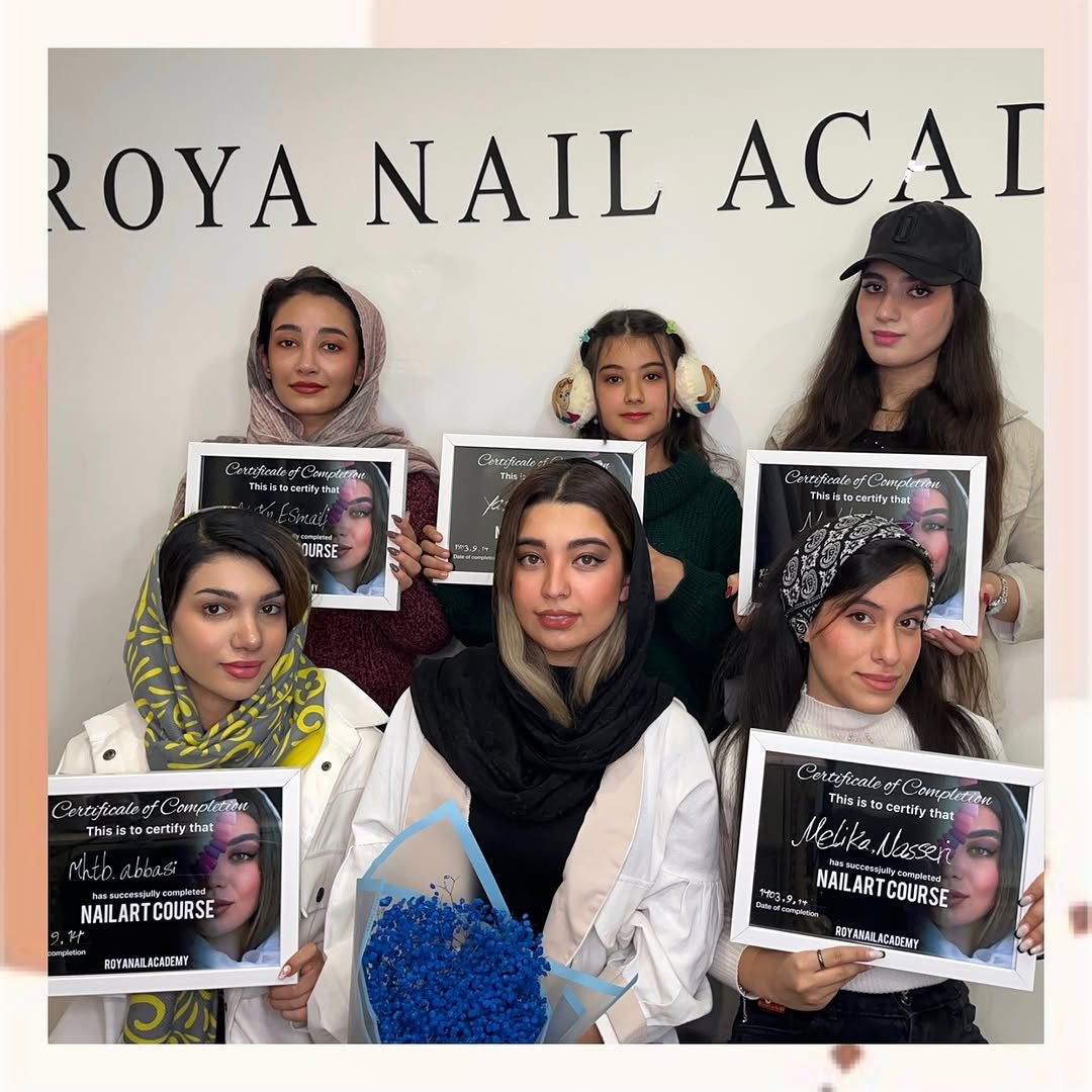 roya_nailacademy 게시물 이미지: کلاس گروهی هنرجو های دوره ی بیسیک آذر ماه...