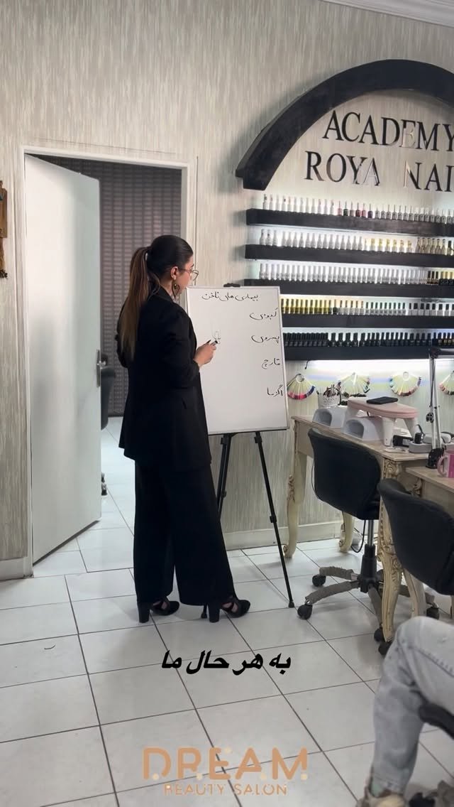 roya_nailacademy 게시물 이미지: ما 
مجبوریم تلاش کنیم 
مجبوریم بجنگیم 
میدونی...