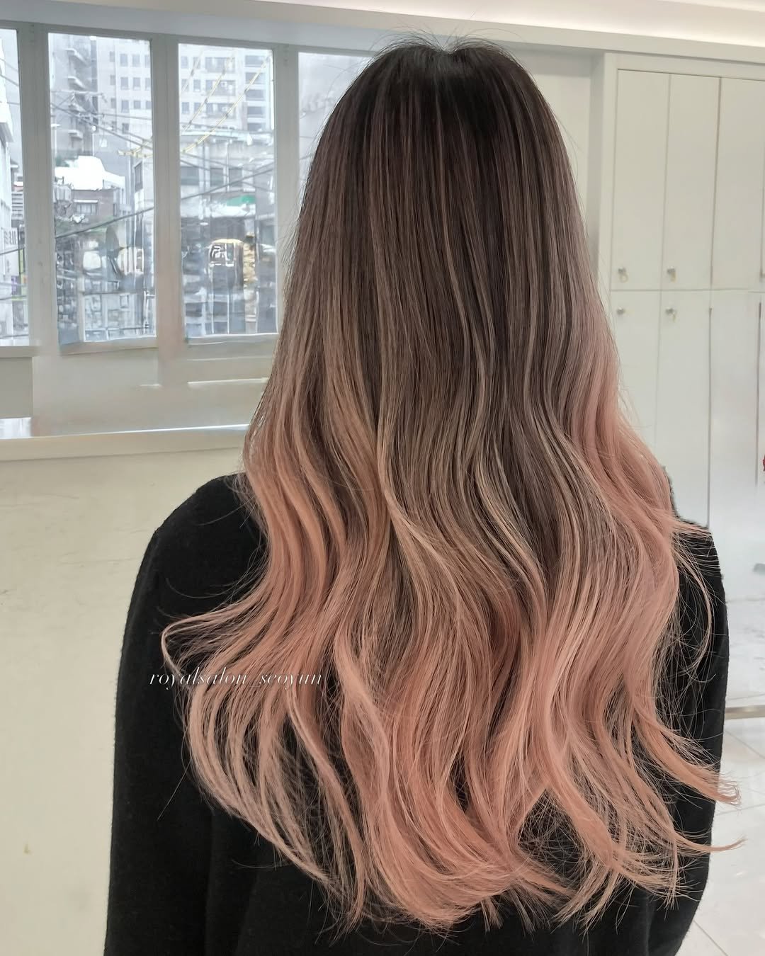 Photo by 홍대미용실 로얄살롱 서윤 실장 •발레아쥬 옴브레 하이라이트 on March 29, 2026. May be an image of one or more people, braids, blonde hair, long hair and text.