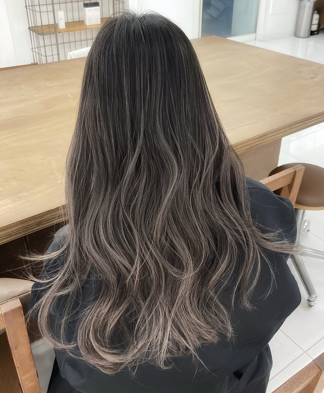 royalsalon_seoyun 게시물 이미지: 흐르는 결이 매력적인 발레아쥬~_🤍

그레이 베이지 컬러로 빠질 때 노란빛...