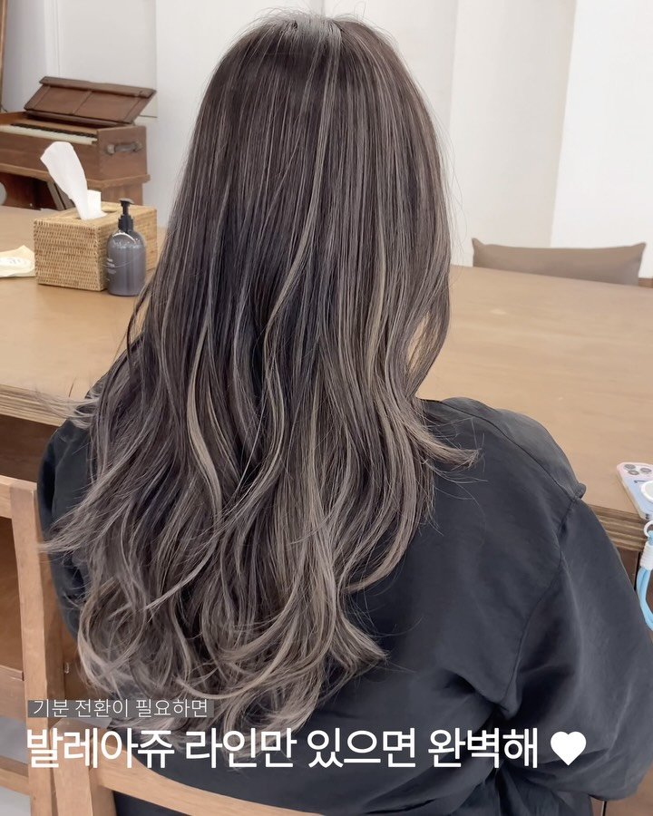 royalsalon_seoyun 게시물 이미지: 애쉬베이지 발레아쥬 🤍-🍨

선명한 라인감은
머리를 묶었을 때도...