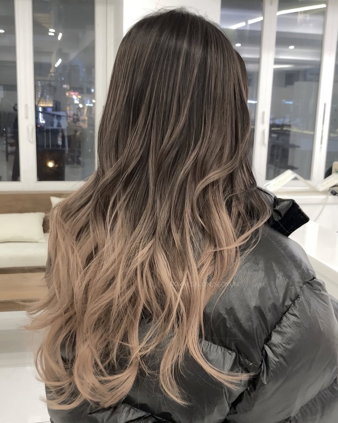 Photo by 홍대미용실 로얄살롱 서윤 실장 •발레아쥬 옴브레 하이라이트 on March 28, 2026. May be an image of one or more people, braids, blonde hair, long hair and text.