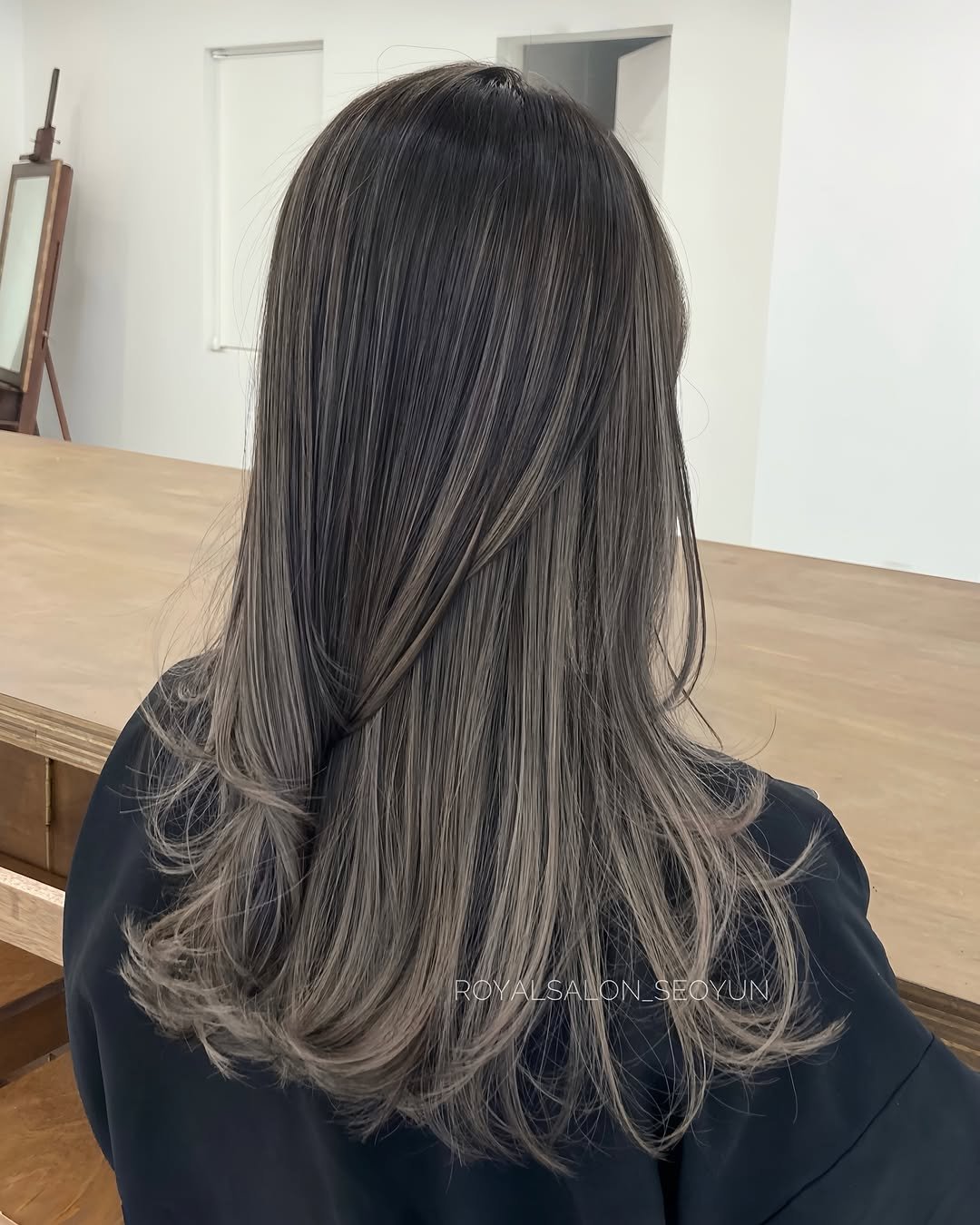 Photo by 홍대미용실 로얄살롱 서윤 실장 •발레아쥬 옴브레 하이라이트 on March 17, 2026. May be an image of one or more people, braids, blonde hair and text.