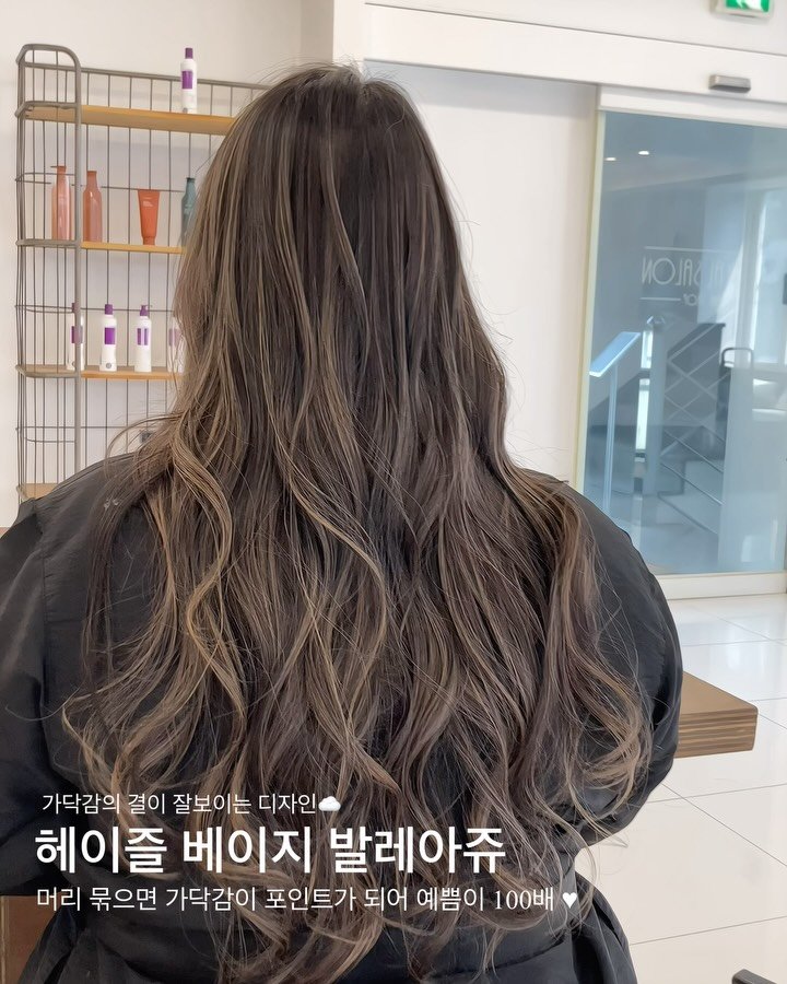 royalsalon_seoyun 게시물 이미지: 가닥감이 매력적인 발레아쥬 🤎-

머리 묶을 때 포인트가 되어주는 
발레아쥬는...