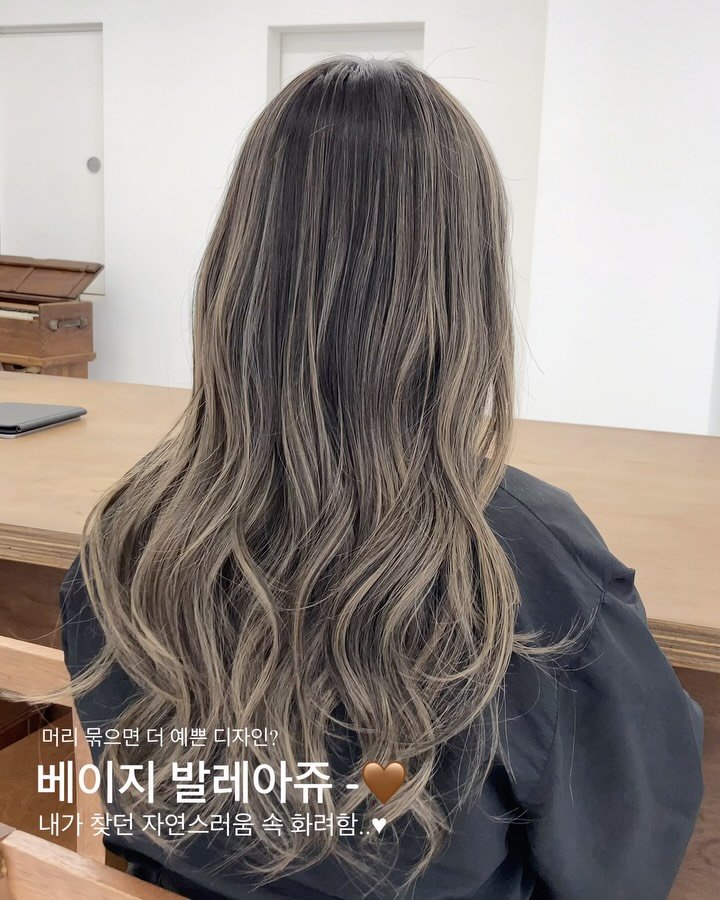royalsalon_seoyun 게시물 이미지: 머리 묶으면 더 예쁜 디자인 #발레아쥬.. 🫶🏻

가닥감이 선명한데 
자연스러운...