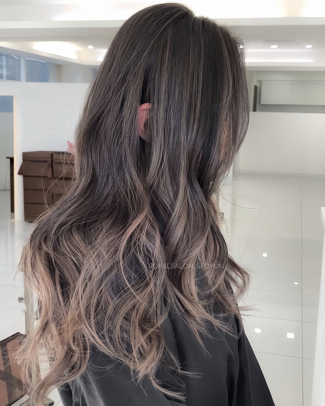 royalsalon_seoyun 게시물 이미지: 애쉬베이지 발레아쥬 🪽-

선명한 결감과 자연스러운 컬러의 조화:)

첫 탈색에...