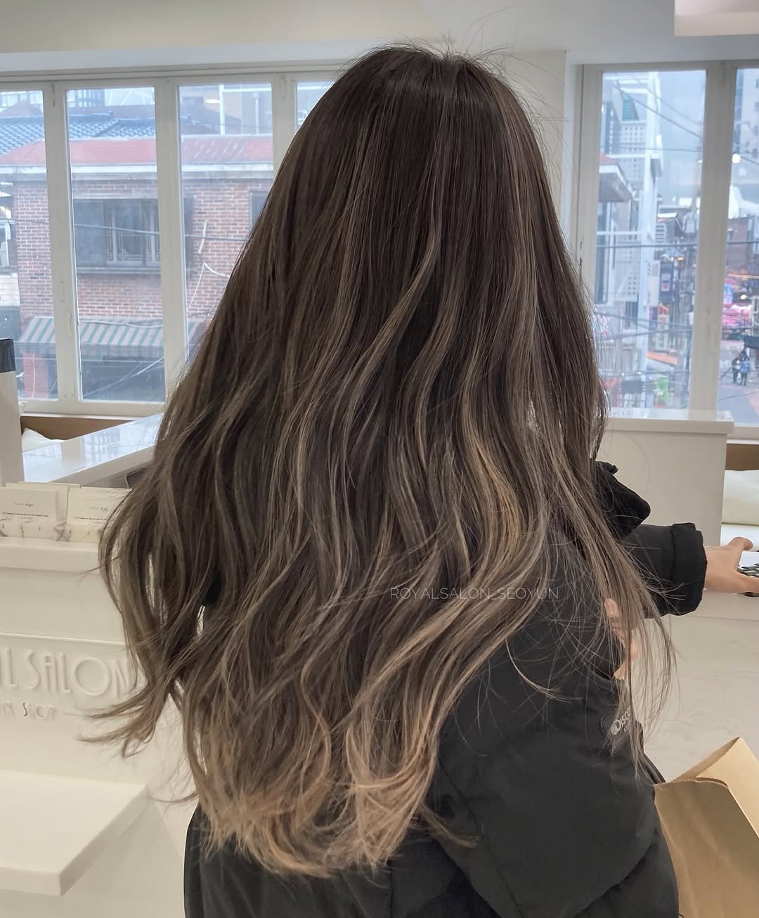 Photo by 홍대미용실 로얄살롱 서윤 실장 •발레아쥬 옴브레 하이라이트 on March 26, 2026. May be an image of one or more people, blonde hair, braids and text.