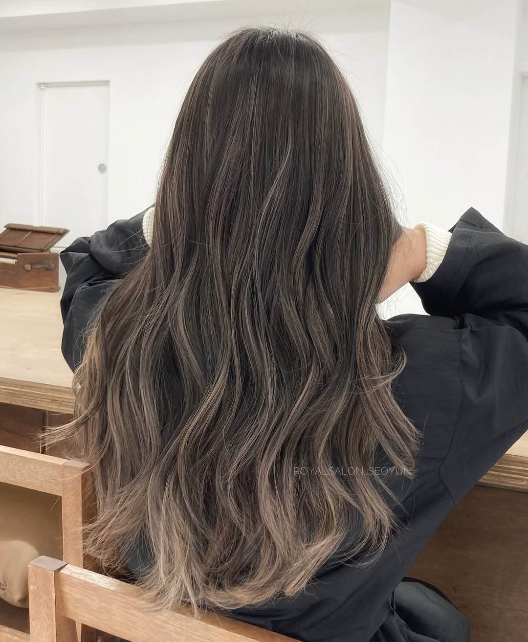 Photo by 홍대미용실 로얄살롱 서윤 실장 •발레아쥬 옴브레 하이라이트 on March 24, 2026. May be an image of one or more people, blonde hair, braids, long hair and text.