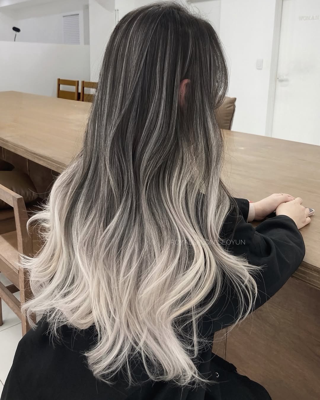royalsalon_seoyun 게시물 이미지: 화이트 애쉬 옴브레 🤍🪽🫧

투명한 화이트 색감에
발레아쥬 라인이 어울어져
더욱...