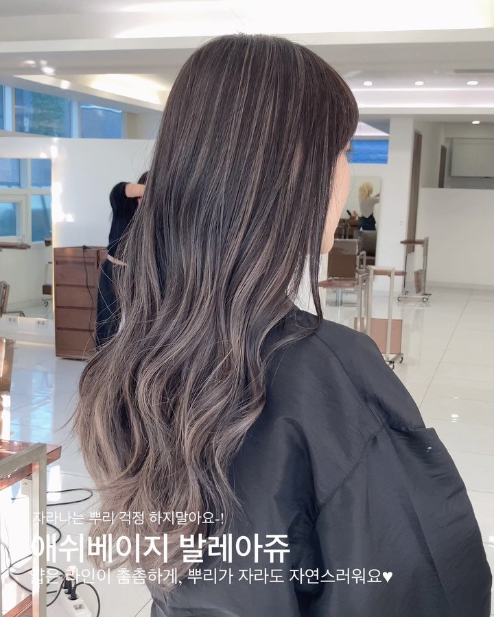 royalsalon_seoyun 게시물 이미지: 자연광에서 보면 100배 예쁜 발레아쥬💫-

라인감과 애쉬베이지는 
말이 필요없는...