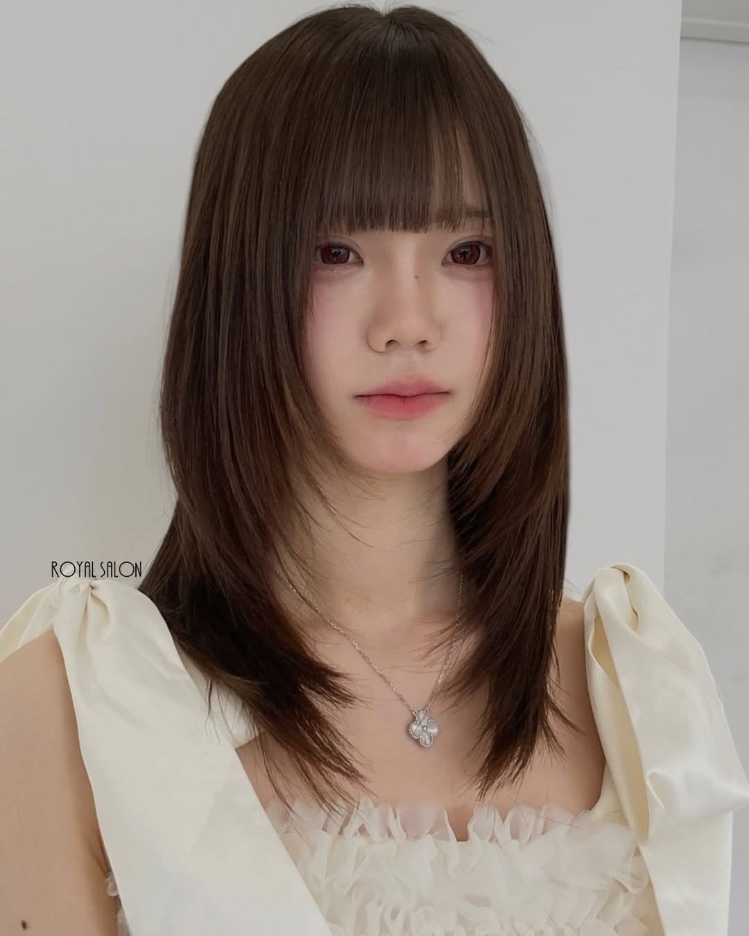 Photo by 홍대미용실 로얄살롱 서윤 실장 •발레아쥬 옴브레 하이라이트 on March 30, 2026. May be an image of one or more people, bangs, blonde hair, braids, long hair and text.