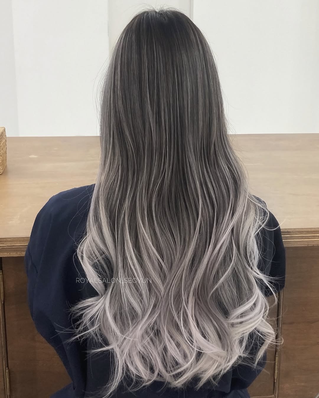 Photo by 홍대미용실 로얄살롱 서윤 실장 •발레아쥬 옴브레 하이라이트 on March 18, 2026. May be an image of one or more people, blonde hair, braids, long hair and text.