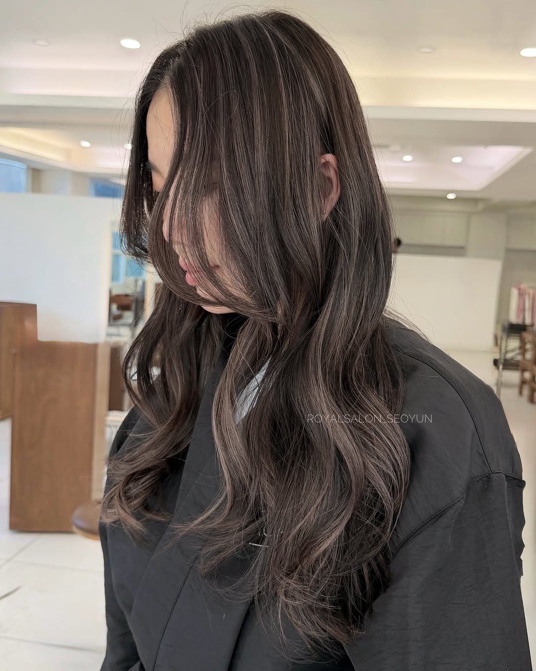 Photo by 홍대미용실 로얄살롱 서윤 실장 •발레아쥬 옴브레 하이라이트 on March 19, 2026. May be an image of one or more people, braids, long hair and text.