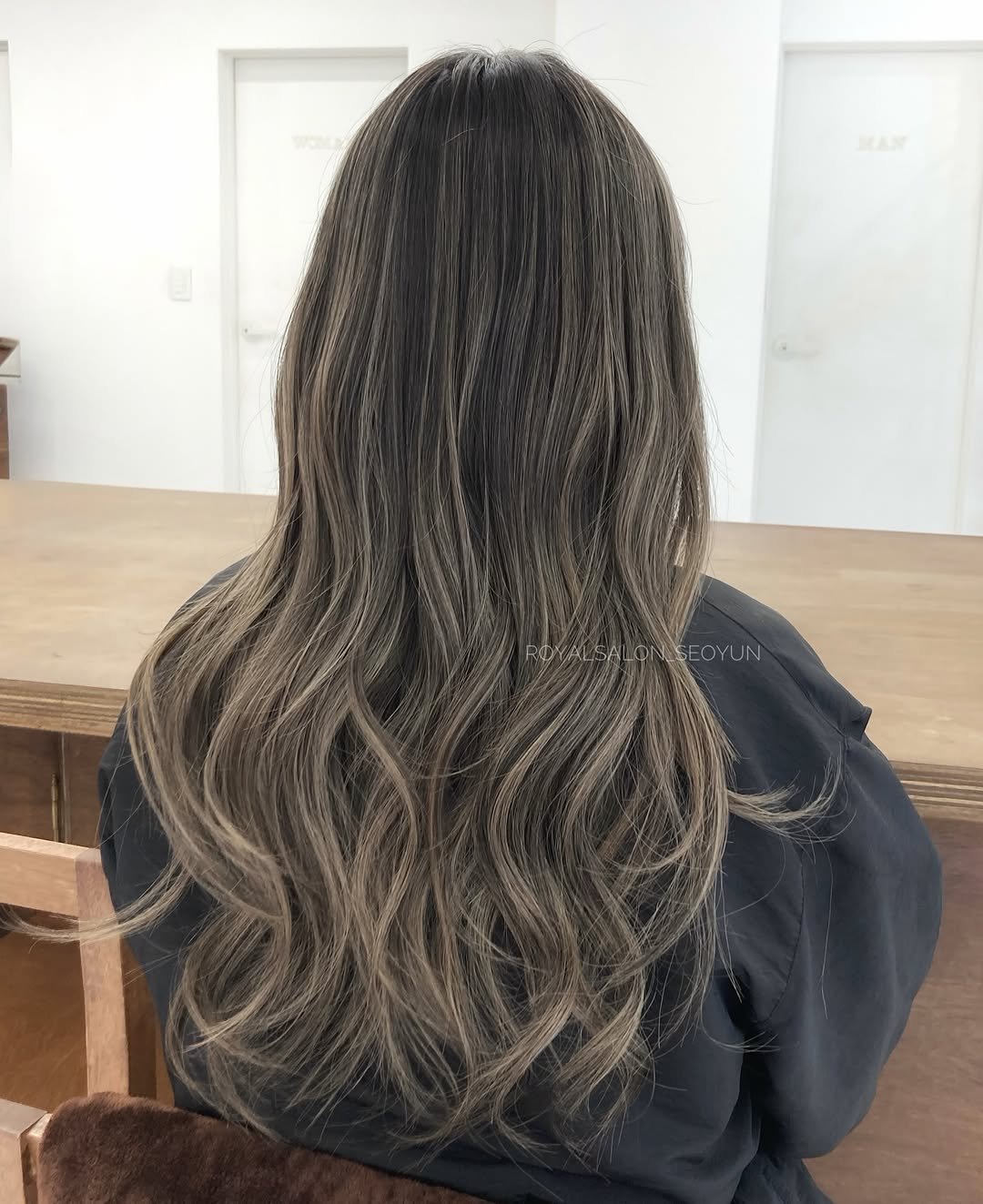 royalsalon_seoyun 게시물 이미지: 흐르는 웨이브와 잘어울리는 #발레아쥬 💫-

밑으로 갈수록 밝아지는 발레아쥬로...