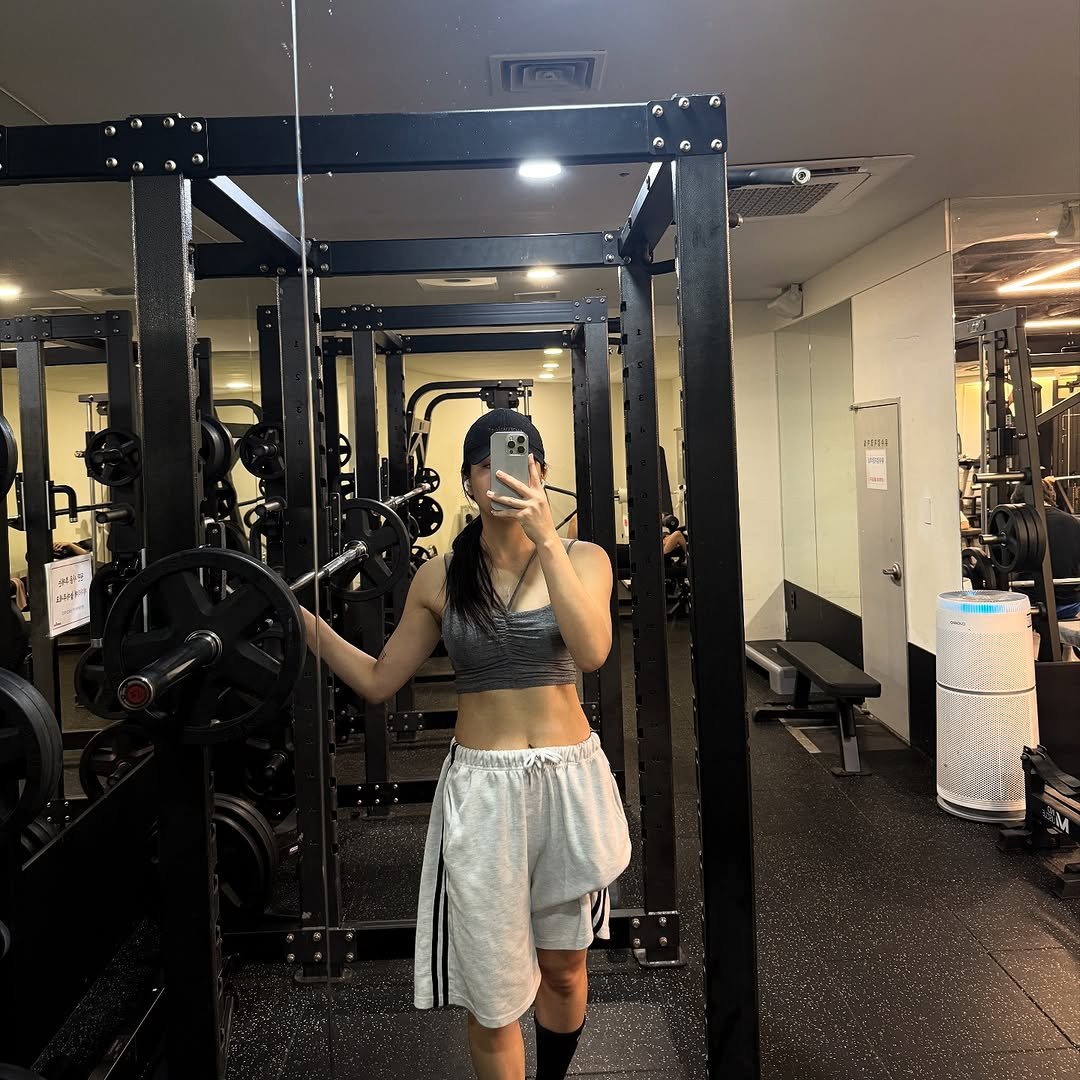 Photo by 로윤 | 자기관리•폭식•다이어트 멘탈 케어🧠✨ on September 25, 2025. May be an image of one or more people, biceps, activewear, treadmill, sportswear, sweatpants and text.
