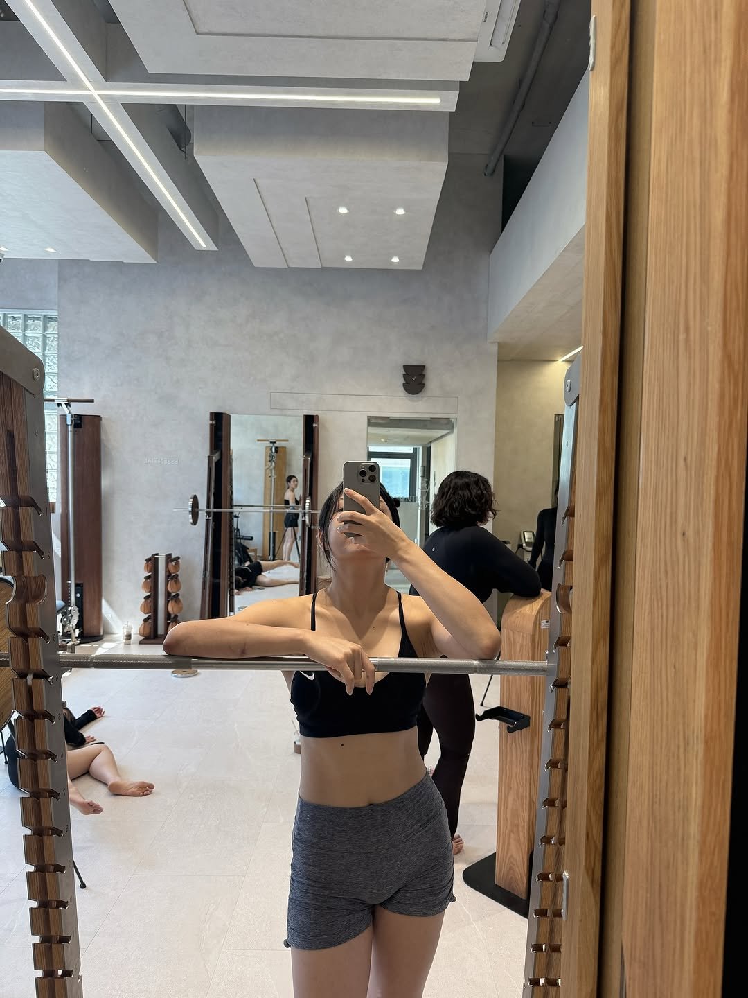 Photo by 로윤 | 자기관리•폭식•다이어트 멘탈 케어🧠✨ on September 24, 2025. May be an image of yoga, activewear, mirror and text.
