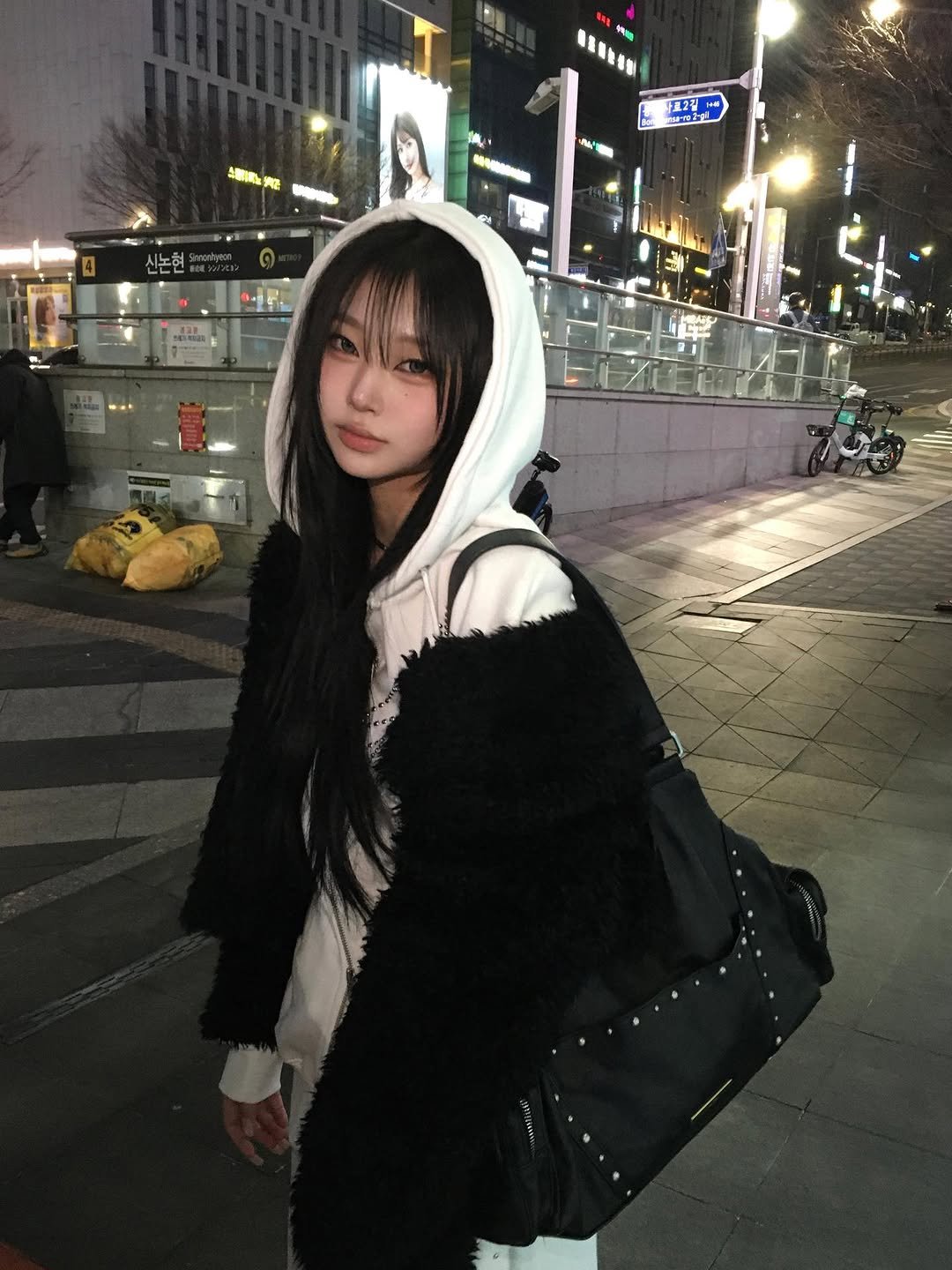 Photo shared by 예령 on March 01, 2026 tagging @illigo.kr. May be an image of overcoat, goosedown coat, duffle coat, parka, jacket and text.