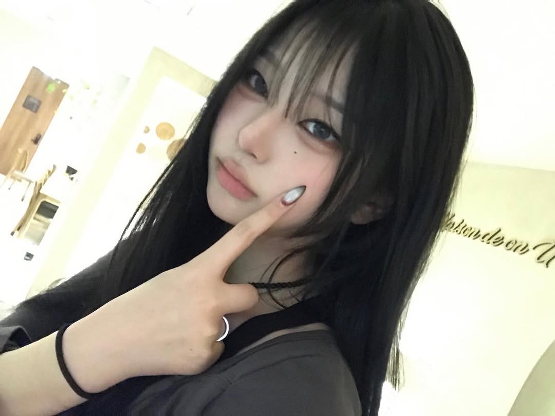 Photo by 예령 on March 31, 2026. May be an image of one or more people, hair and text.