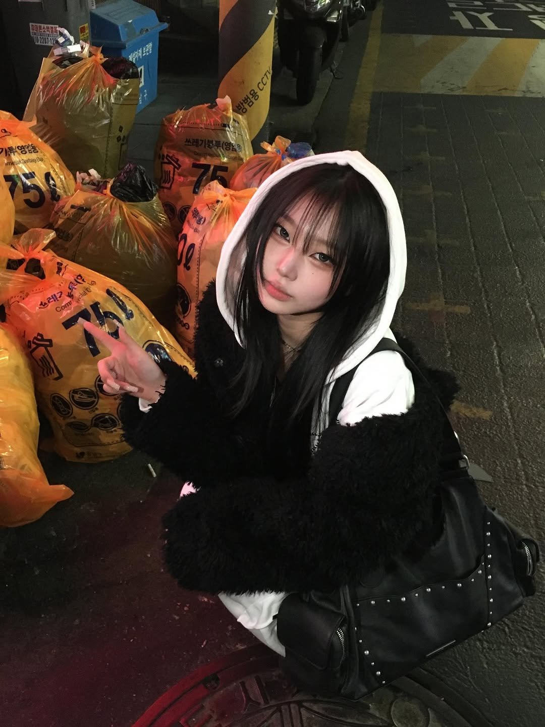 Photo by 예령 on March 25, 2026. May be an image of parka, costume and text that says '쇼레'.