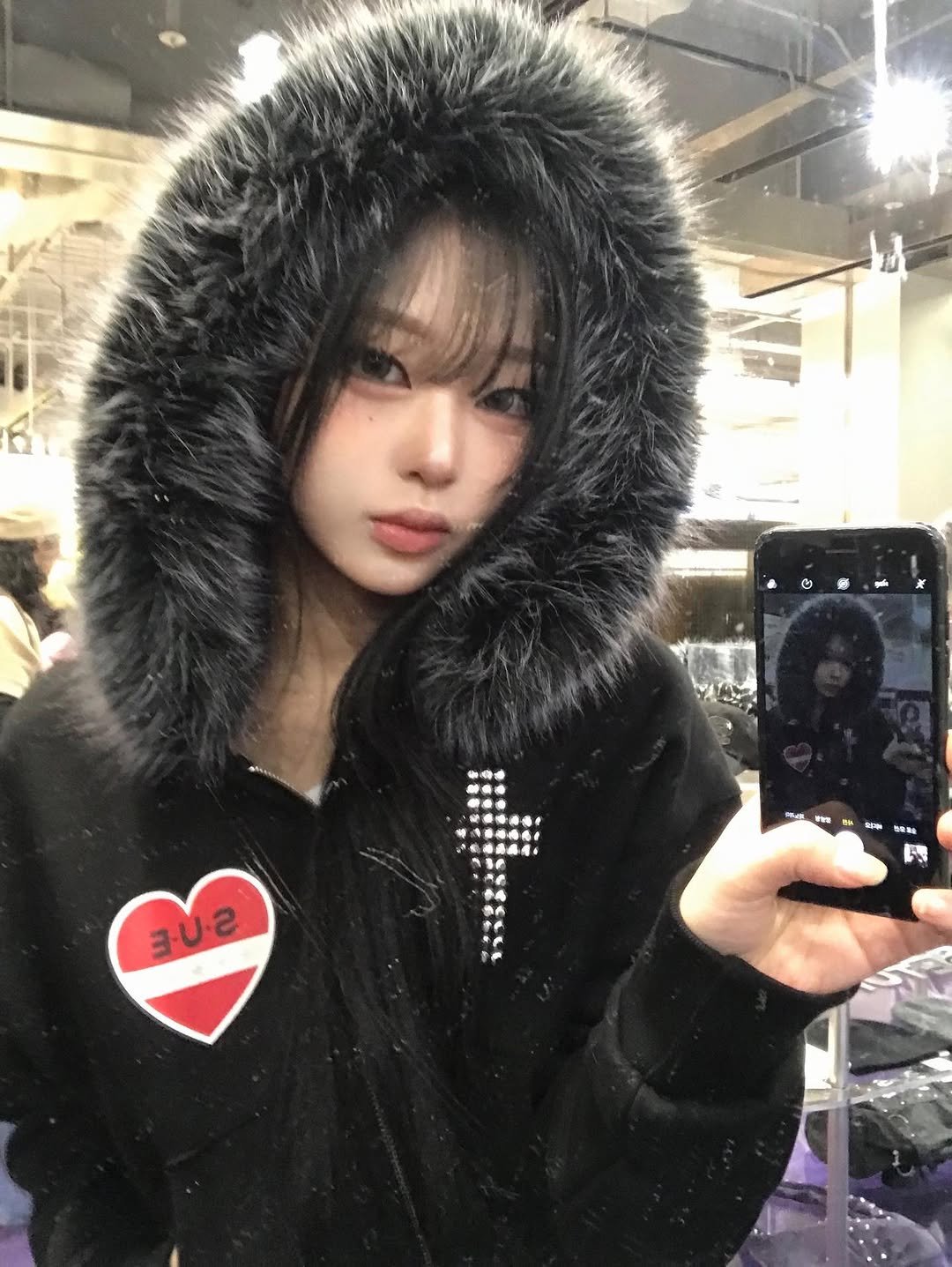 Photo by 예령 on January 11, 2026. May be an image of goosedown coat, fur coat, duffle coat, parka, jacket and text.