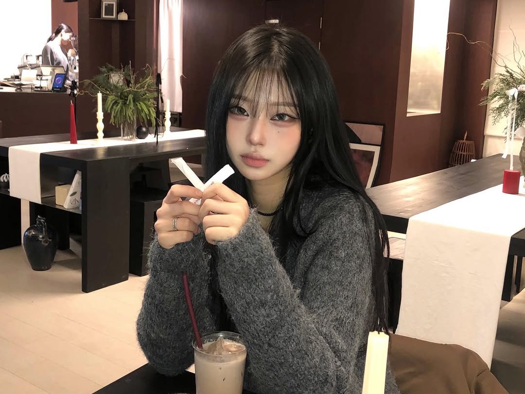 Photo by 예령 on January 25, 2026. May be an image of one or more people, hair, cornflower and text.