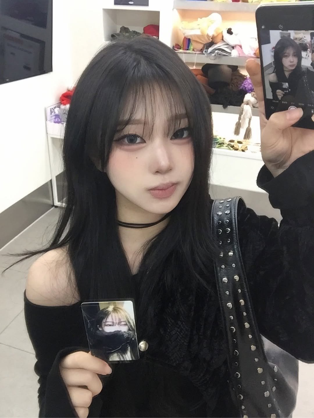 Photo shared by 예령 on December 23, 2025 tagging @photoism.kr, and @snapism.kr. May be a selfie of one or more people, hair and text.