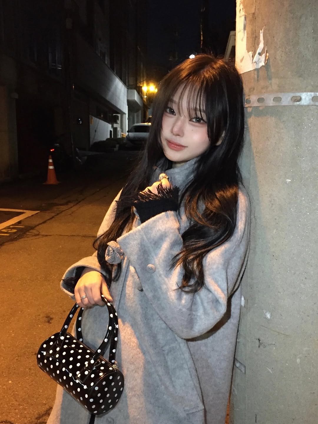 Photo shared by 예령 on December 24, 2025 tagging @illigo.kr. May be an image of one or more people, hair, duffle coat, overcoat, parka, night and text.