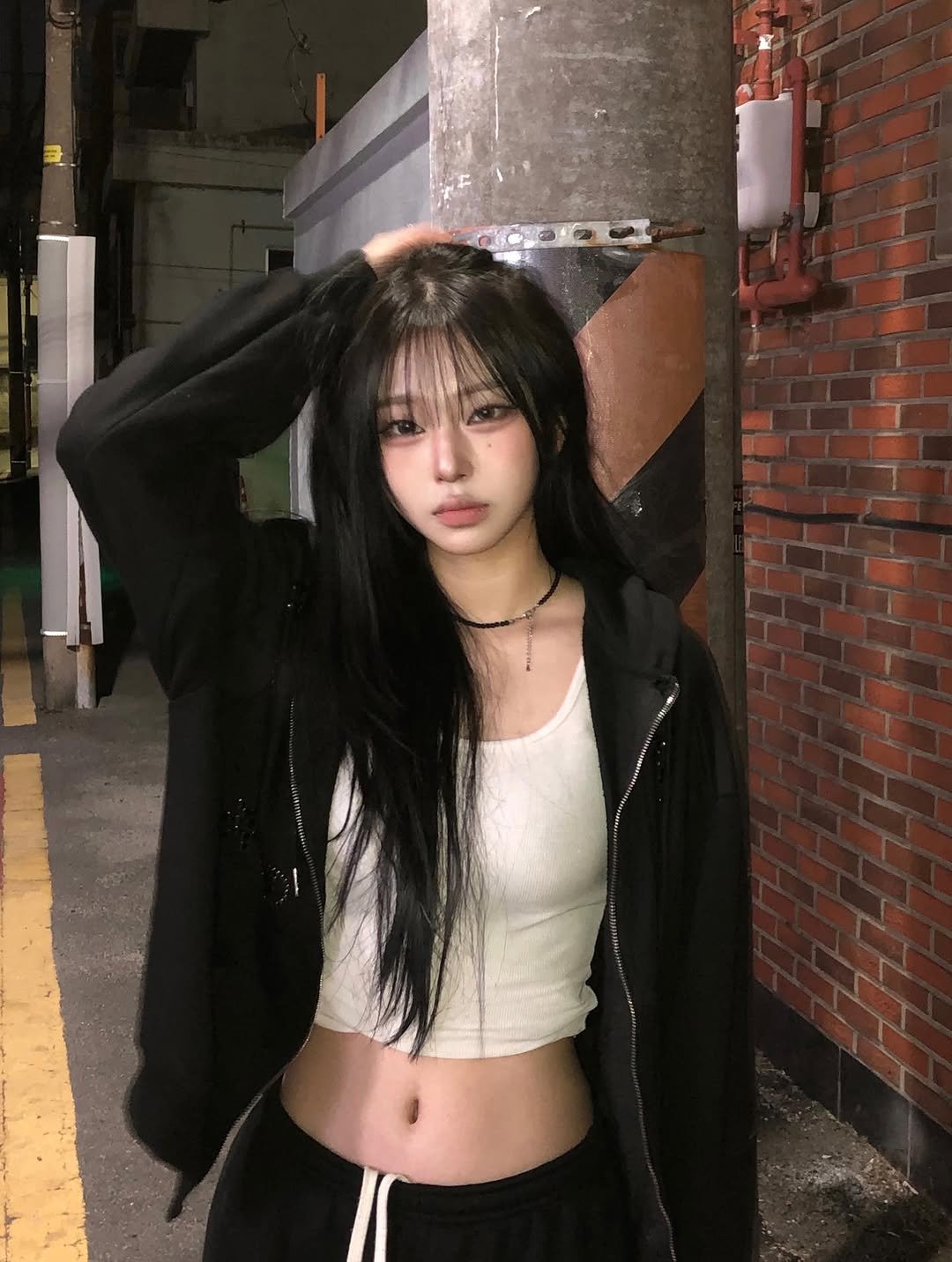 Photo by 예령 on January 07, 2026. May be an image of one or more people, hair, sweatpants, top and text.