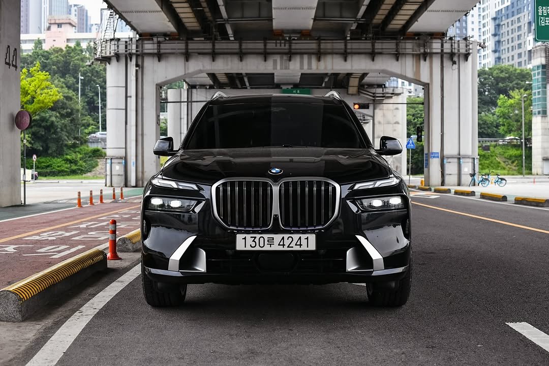 Photo by 라리의 자동차 이야기 / 송기원 on June 23, 2025. May be an image of sedan, wheel, road and text that says 'noo ل 130루 130루4241 4241'.