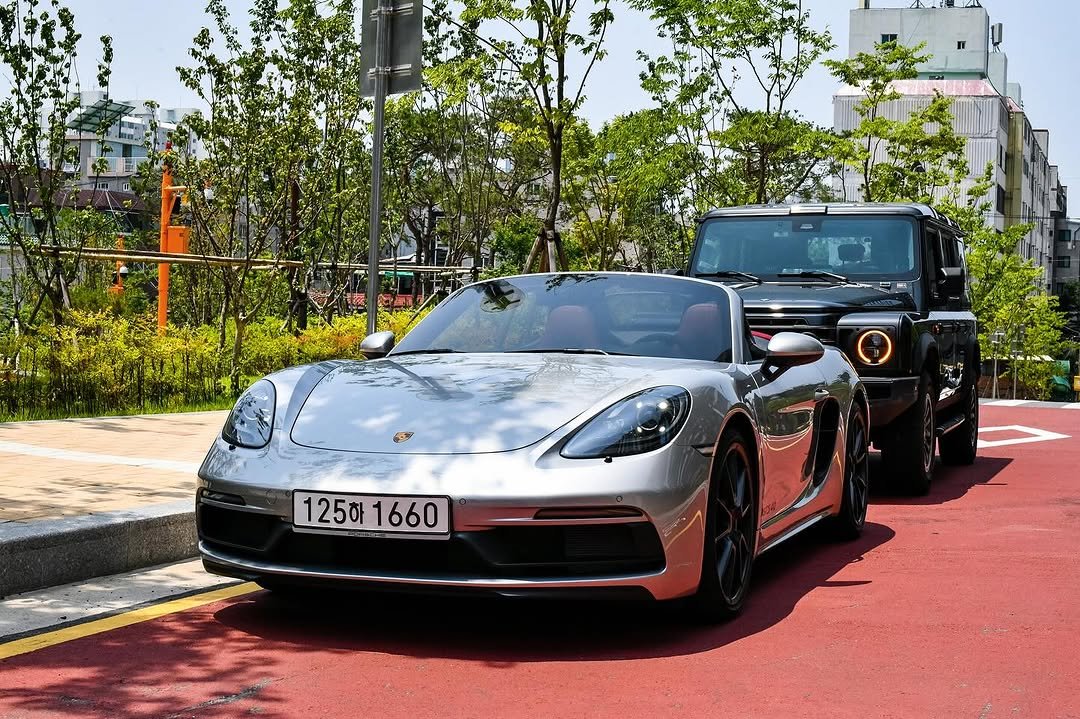 Photo by 라리의 자동차 이야기 / 송기원 on June 20, 2025. May be an image of car, wheel, road and text that says 'te 125하 125하1660 1660'.