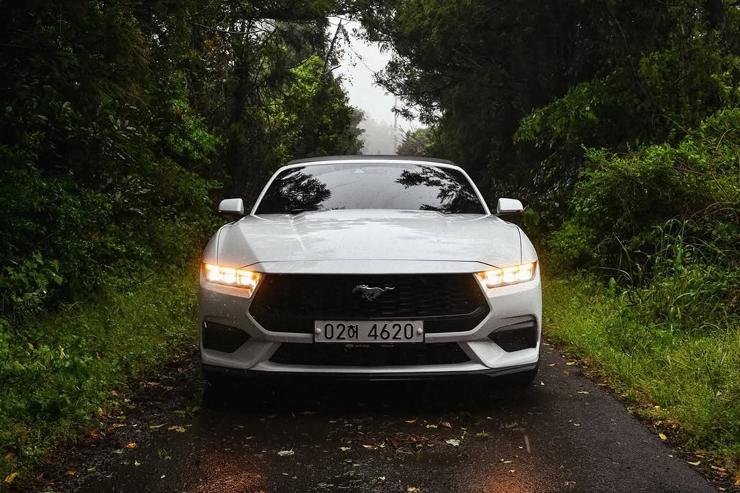 Photo shared by 라리의 자동차 이야기 / 송기원 on June 04, 2025 tagging @fordkorea. May be an image of wheel, sedan, road and text.