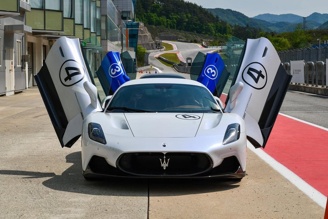 Photo shared by 라리의 자동차 이야기 / 송기원 on May 23, 2023 tagging @maserati, and @maserati.korea.