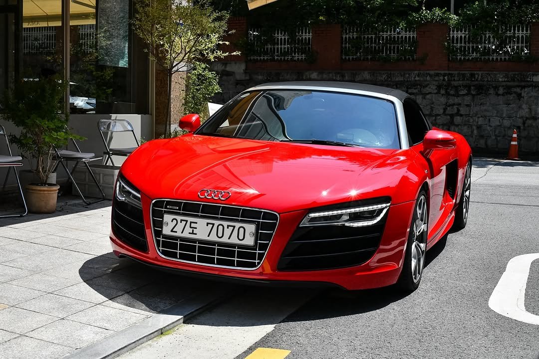 Photo by 라리의 자동차 이야기 / 송기원 on June 24, 2025. May be an image of car, convertible, roadster, wheel, road and text.