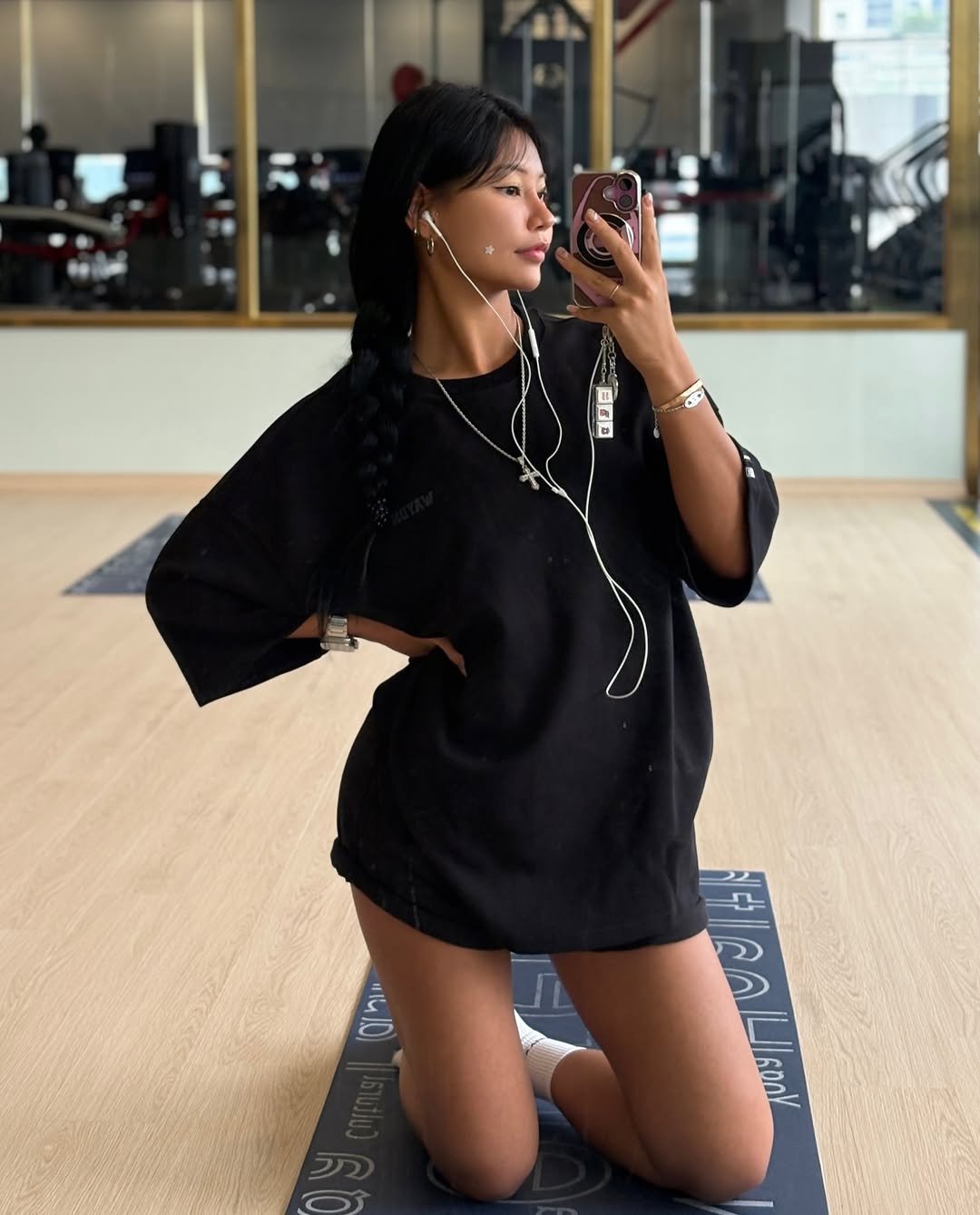 rrin___175 게시물 이미지: 모든것이 블랙🖤

웨이든 티셔츠 이 재질에 디자인인데
안입기 가능해요??

할인 더...
