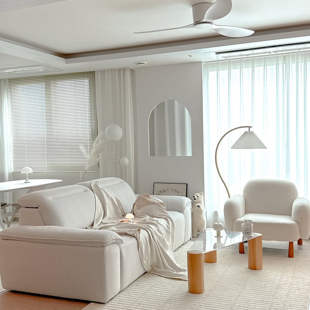 Photo by 루아홈 on August 05, 2025. May be an image of sofa, curtains, armchair, chaise lounge, living room, indoors and text.