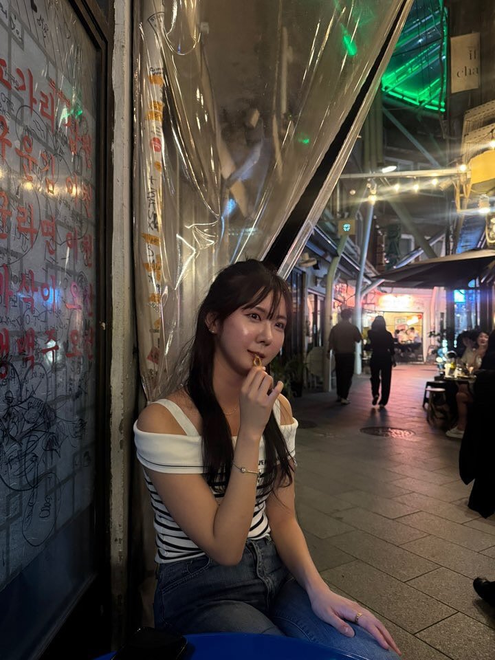 Photo by 루아 on June 14, 2025. May be an image of Times Square, night and text.