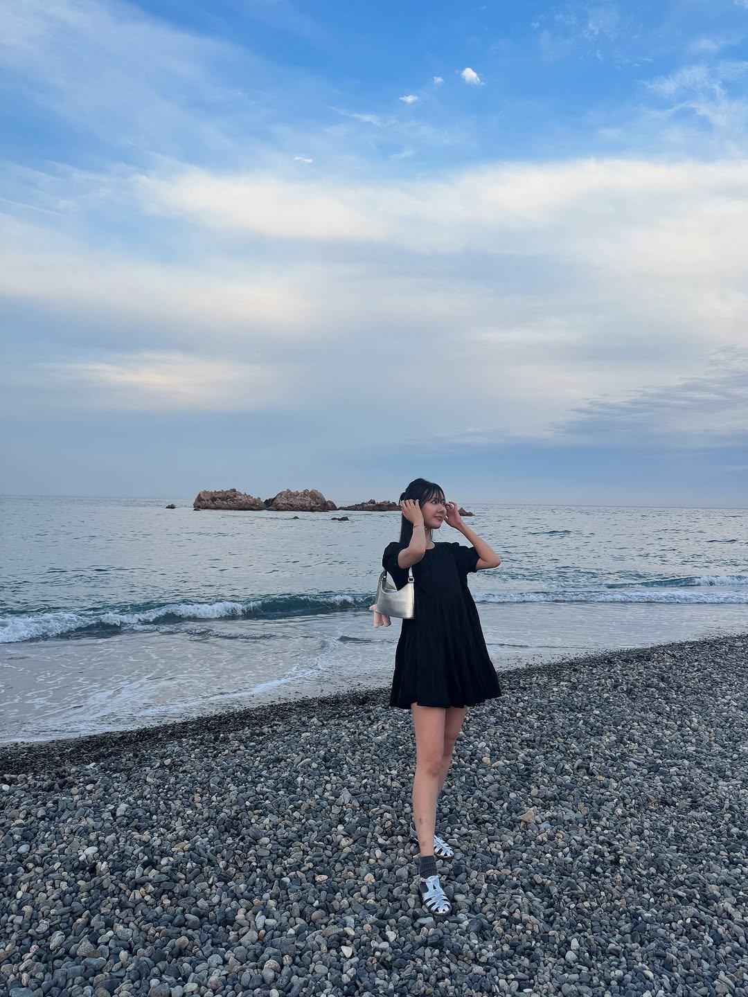 Photo by 루아 on June 09, 2025. May be an image of coast and text.