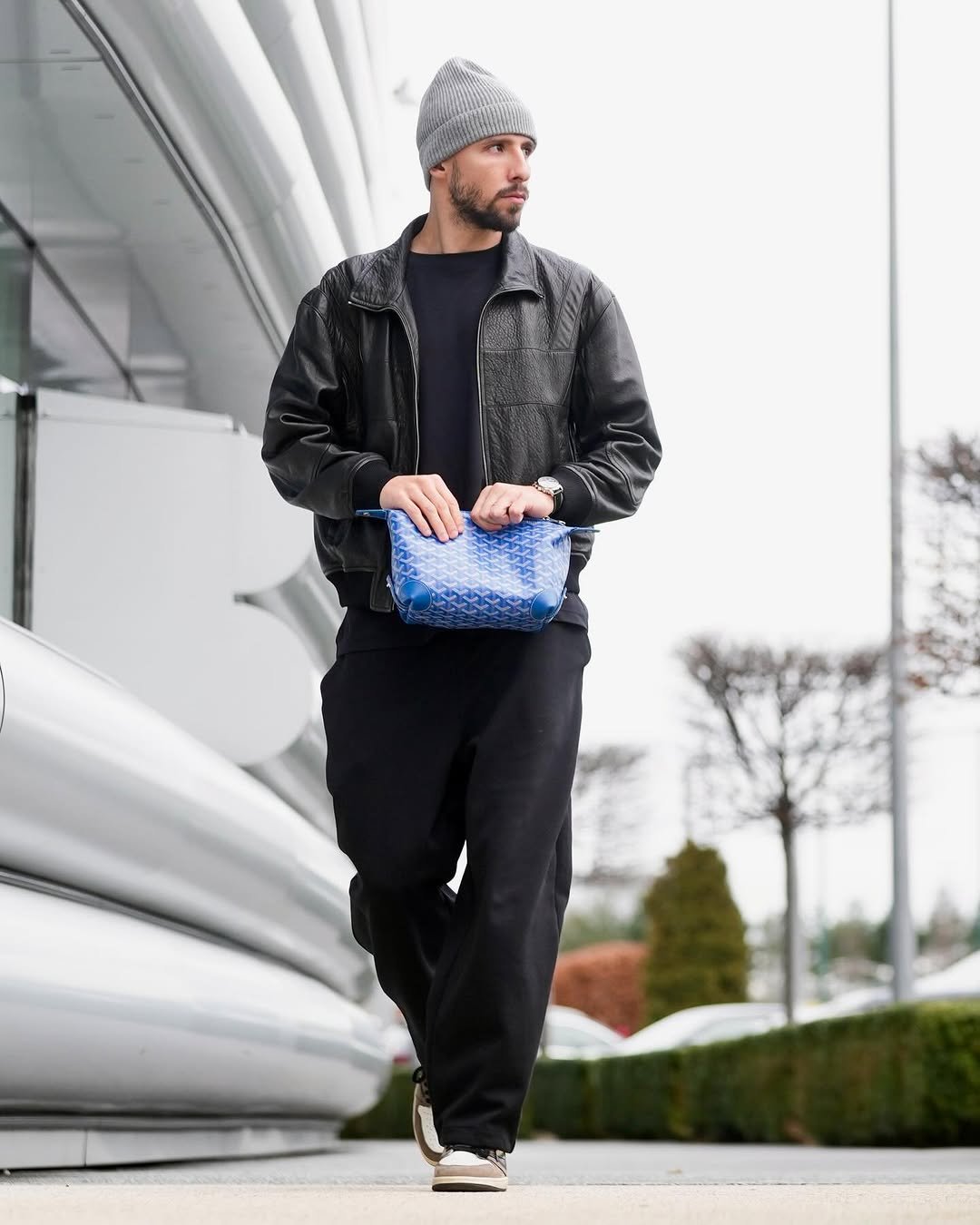 Photo by Rúben Gato Dias on December 31, 2025. May be an image of purse, sling, fleece, sweatpants and text.