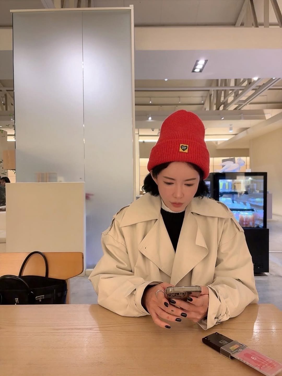 Photo by Suk jinjoo on December 30, 2025. May be an image of duffle coat, overcoat, hat, face mask, parka, beret, cornflower and text.