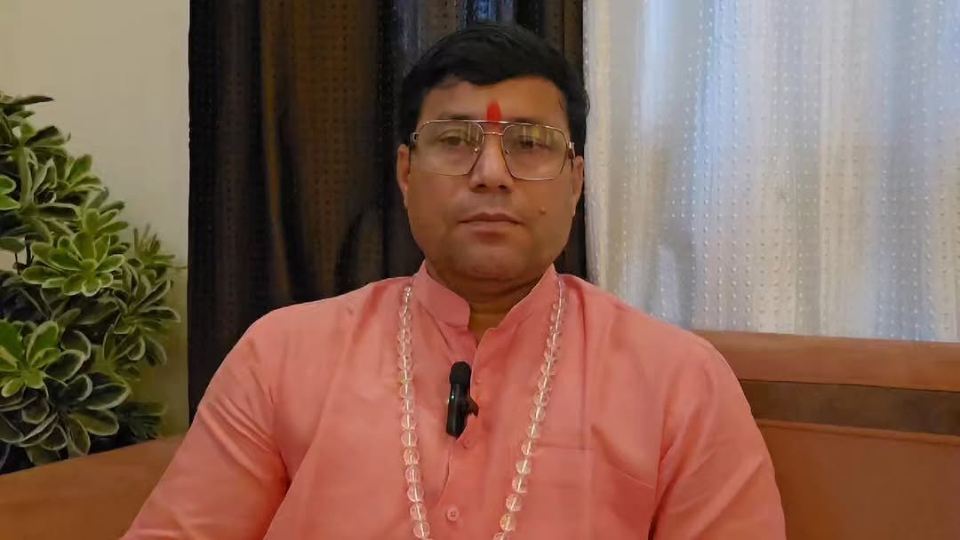 rudrendramishra 게시물 이미지: योगी जी अपने साथ देखो कौन सी चमत्कारी चीज रखते...