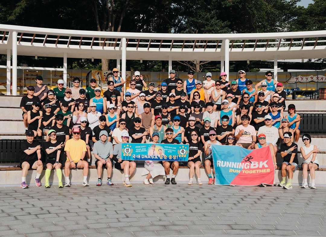 running__bk 게시물 이미지: 힘든 순간엔 서로 응원해 주고
지칠 땐 함께 러닝하며 서로의 
힘이 되어주는...