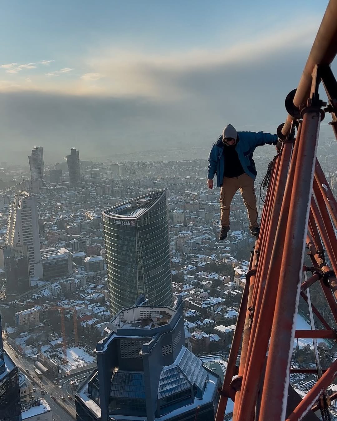 Photo by Mustafa kurt on March 28, 2025.