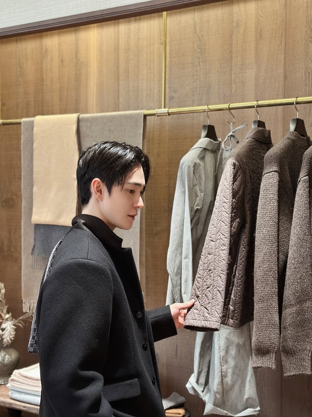 Photo by Injun You on December 12, 2025. May be an image of duffle coat, overcoat, suit, sable coat, goosedown coat, blazer and text.