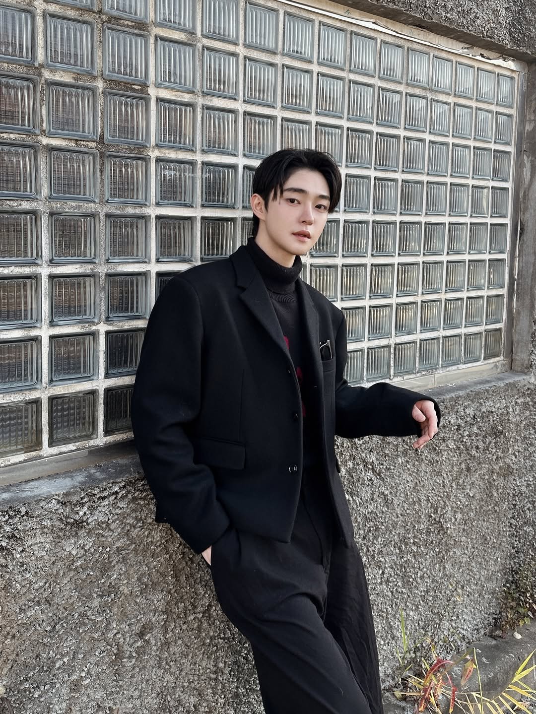 Photo shared by Injun You on November 27, 2025 tagging @dujiin, and @bowlow.co.kr. May be an image of overcoat, duffle coat, bolo tie, turtleneck, blazer and text.