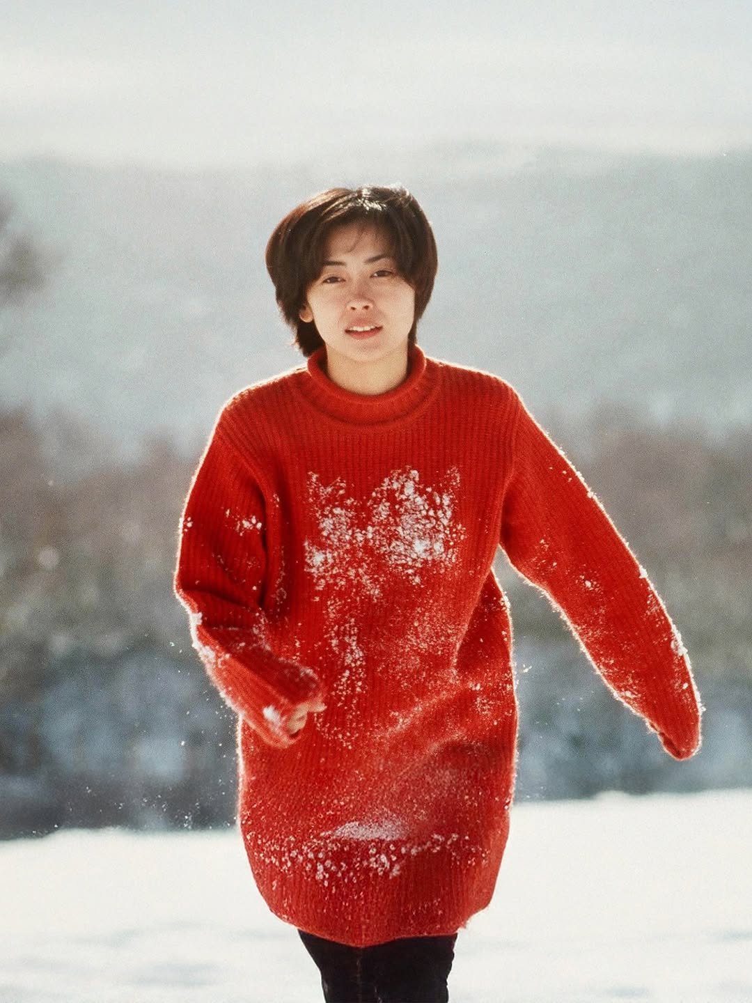 Photo by 리에이크 매거진 I 낭만과 취향의 발견 on December 24, 2025. May be an image of one or more people, bangs, duffle coat, sweater, turtleneck, knit, parka, snow and text.