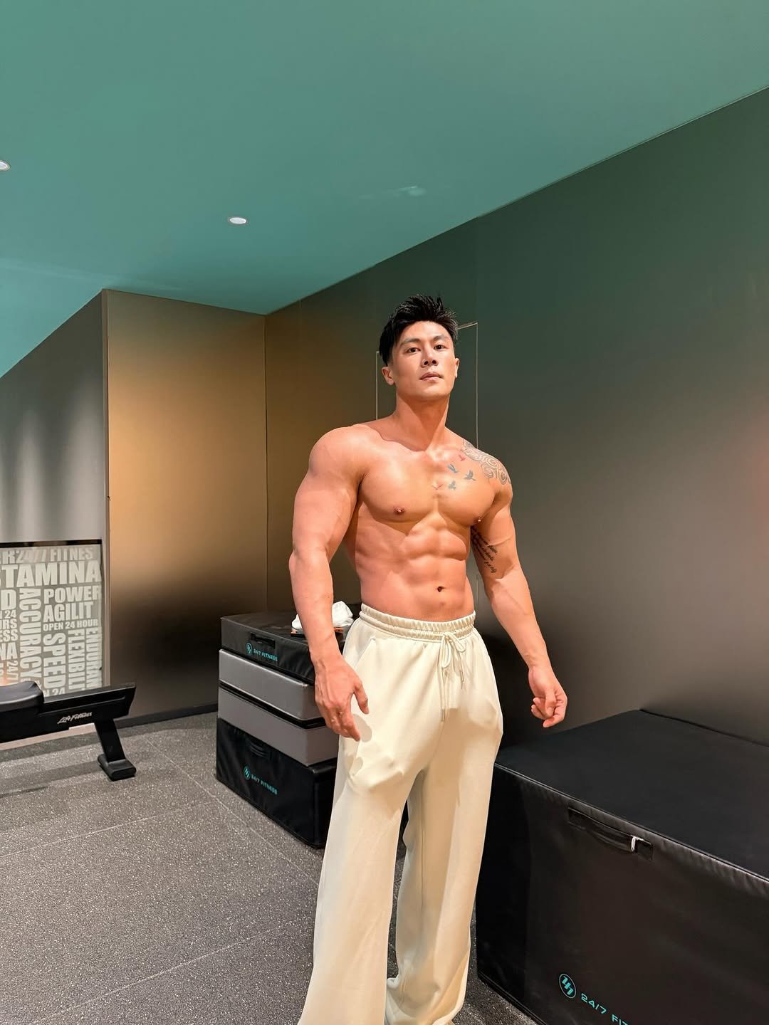 Photo by Ryan Ding on April 22, 2026. May be an image of one or more people, biceps, people bodybuilding, sweatpants and text.
