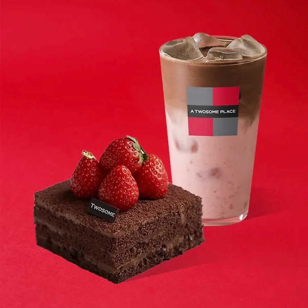 Photo by 령아 홈트 | 다이어트•식단•스트레칭•운동 on November 10, 2025. May be an image of chocolate bar, strawberry, brownie, chocolate cake, smoothie and text that says 'ATWOSOMEPLACE A TWOSOME PLACE ACE TWOSOME TWOSOME'.