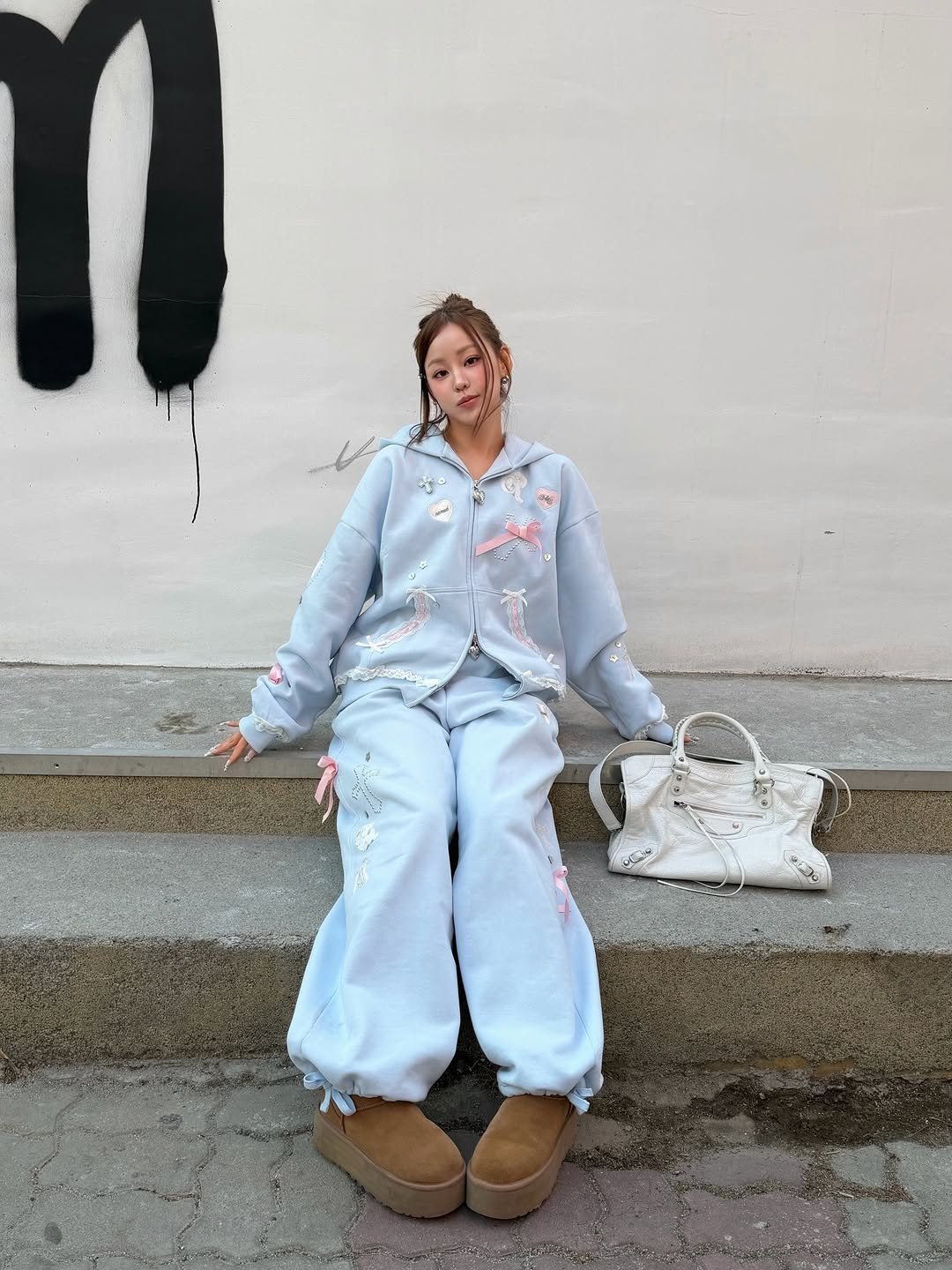 Photo shared by 령령 𝐑𝐲𝐞𝐨𝐧𝐠𝐫𝐲𝐞𝐨𝐧𝐠 ♡⁼³₌₃ on March 02, 2026 tagging @namedcollective. May be an image of sweatshirt, sweatpants, parka, sweatsuit and text.