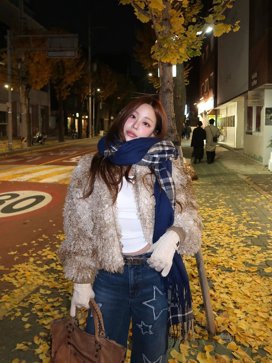 Photo by 령령 𝐑𝐲𝐞𝐨𝐧𝐠𝐫𝐲𝐞𝐨𝐧𝐠 ♡⁼³₌₃ on November 28, 2025. May be an image of duffle coat, scarf, parka, street and text.