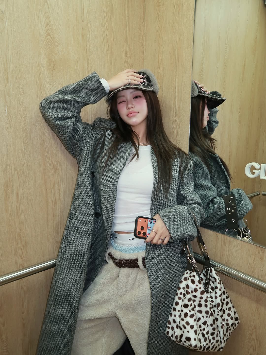 Photo shared by 령령 𝐑𝐲𝐞𝐨𝐧𝐠𝐫𝐲𝐞𝐨𝐧𝐠 ♡⁼³₌₃ on December 20, 2025 tagging @hieta_official, and @franticservice. May be an image of overcoat, sable coat, jacket and text.